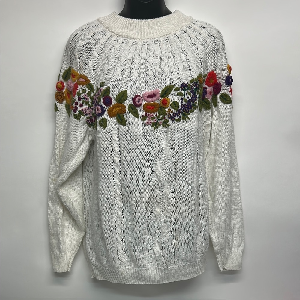 Floral Embroidered White Sweater vintage size medium knit grandmacore flowers